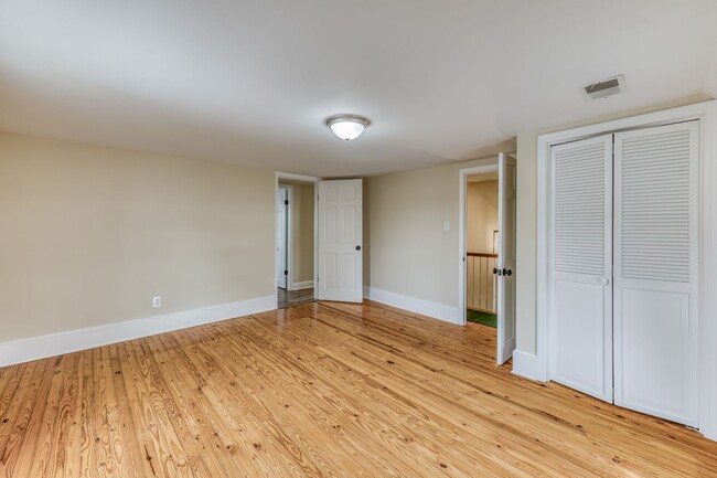 Building Photo - 5 Bedroom / 3.5 Bath Home Blountville, TN