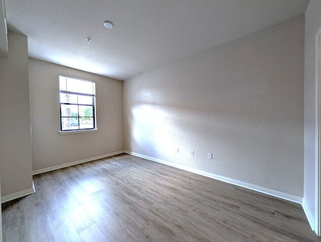 Building Photo - 1x1 Bright & spacious, convenient 1st floor unit. New flooring throughout, new washer/dryer & stove!
