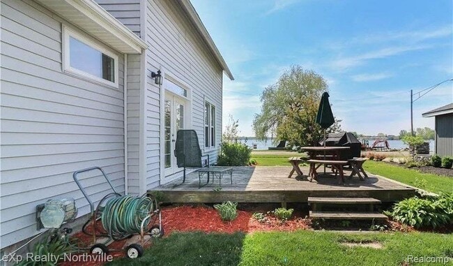 Building Photo - 212 S Pontiac Trail