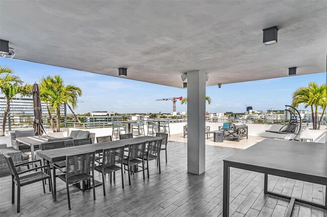 Building Photo - 9901 E Bay Harbor Dr