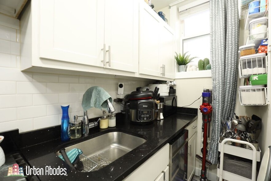 Building Photo - 644 W Roscoe St