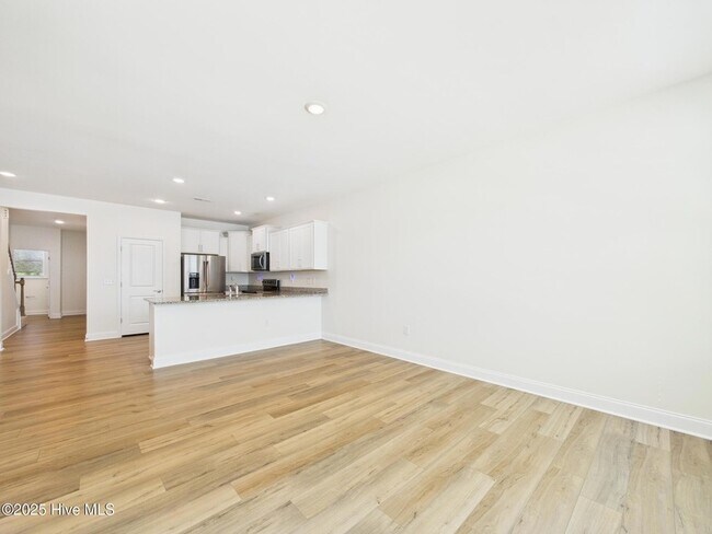 Building Photo - 458 Channel Drop Dr