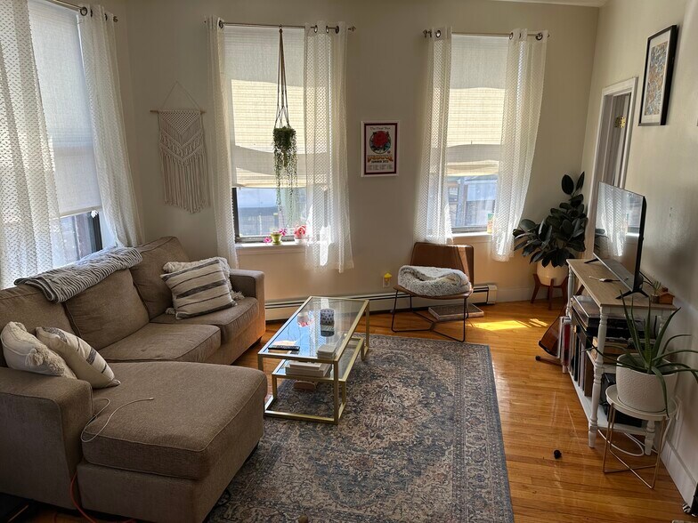 Building Photo - 375 Centre St