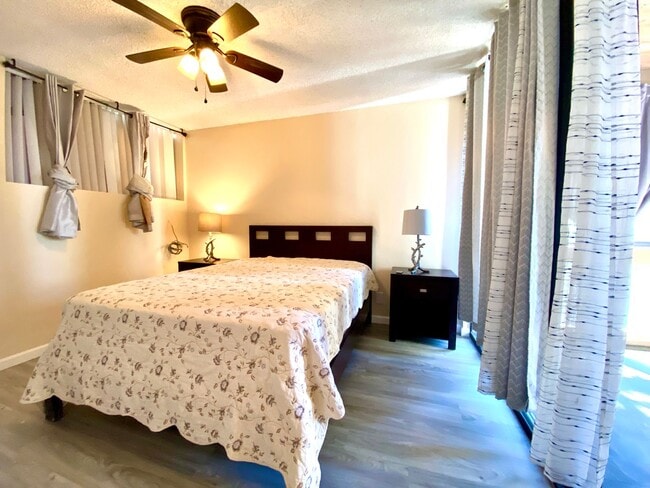 Building Photo - 3 bed / 3 bath furnished condo with ocean views!