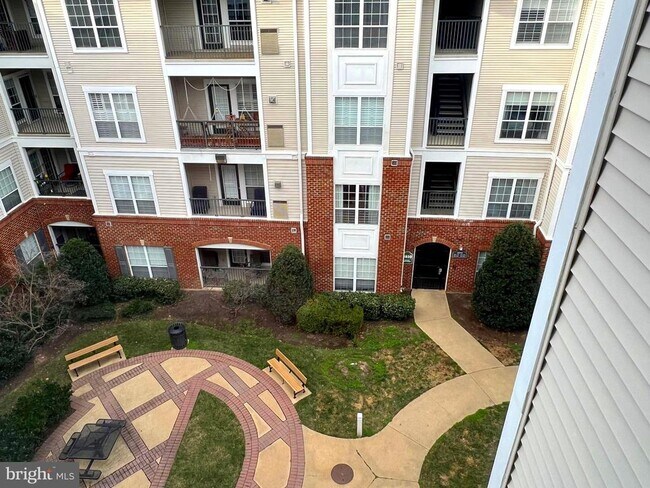 Building Photo - 4852 Eisenhower Ave