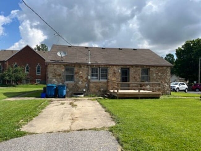 Building Photo - 2 Bedroom House in Troy with Washer/Dryer Hookups and Storage Basement!!