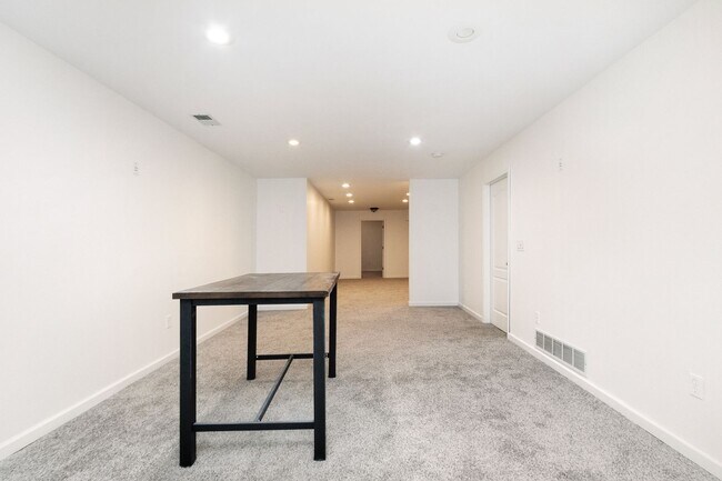 Building Photo - Large Family home For rent!