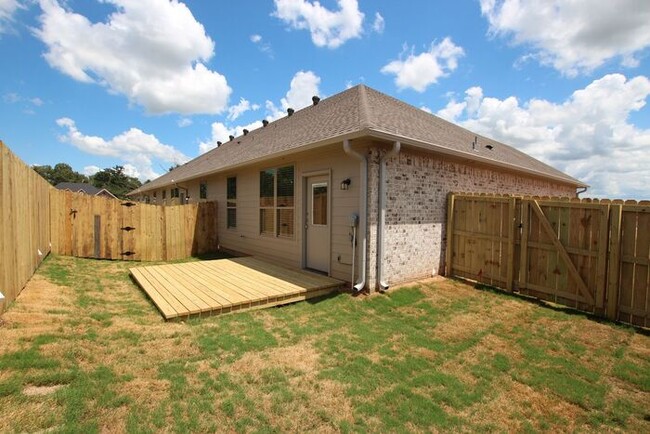 Building Photo - Luxury 3 Bedroom 2 Bath Townhomes in Bulla...