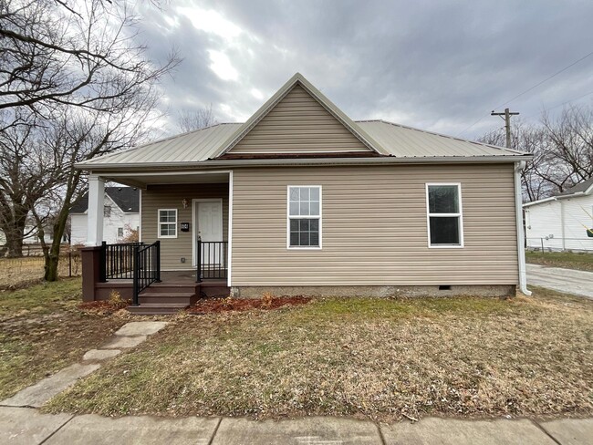 Primary Photo - Cute and Open 2 Bed 1 Bath Home for rent i...