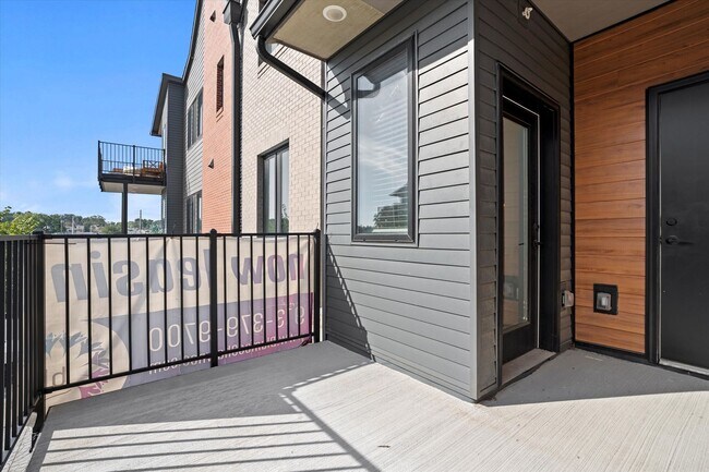 Building Photo - Beautiful 2-Bed/2.5 Bath Townhome in Downt...