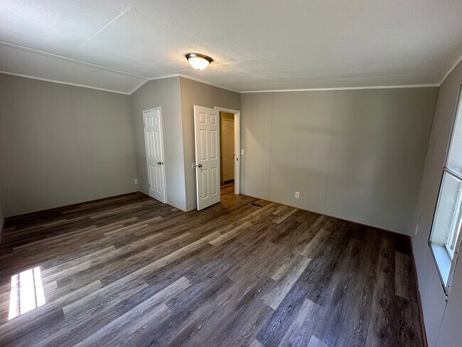 Building Photo - 319 Bridgeview Dr