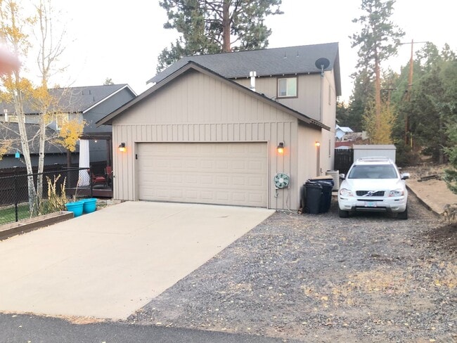 Building Photo - Great 3 Bedroom SW Bend Single Family Home