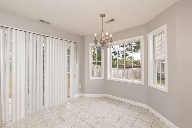 Building Photo - Gorgeous Three Bedroom Home!