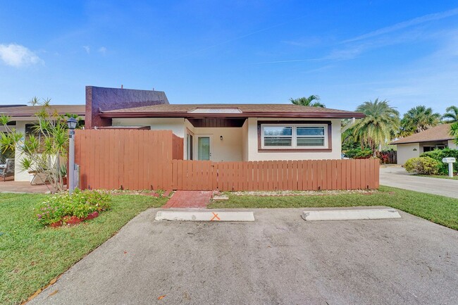 Building Photo - Beautifully Renovated 3BR/2BA Townhome in ...