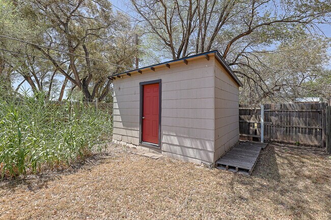 Building Photo - Charming 2 Bedroom Home with Character & Convenient Amenities