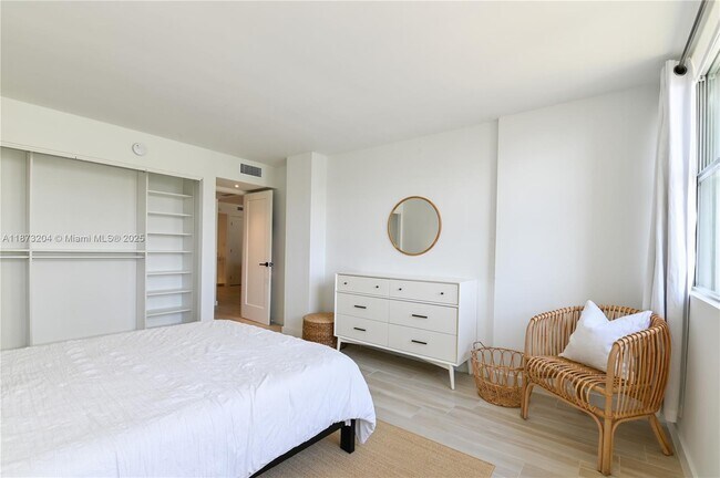 Building Photo - 1420 Brickell Bay Dr