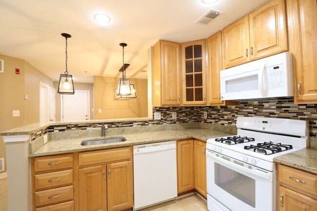 Building Photo - Spacious 2BD/2BA Condo with Balcony in Fountain Hills!