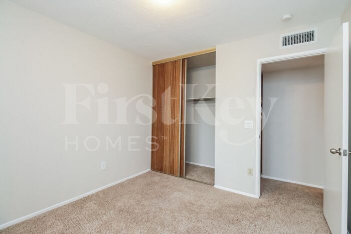 Building Photo - 547 N Santa Barbara
