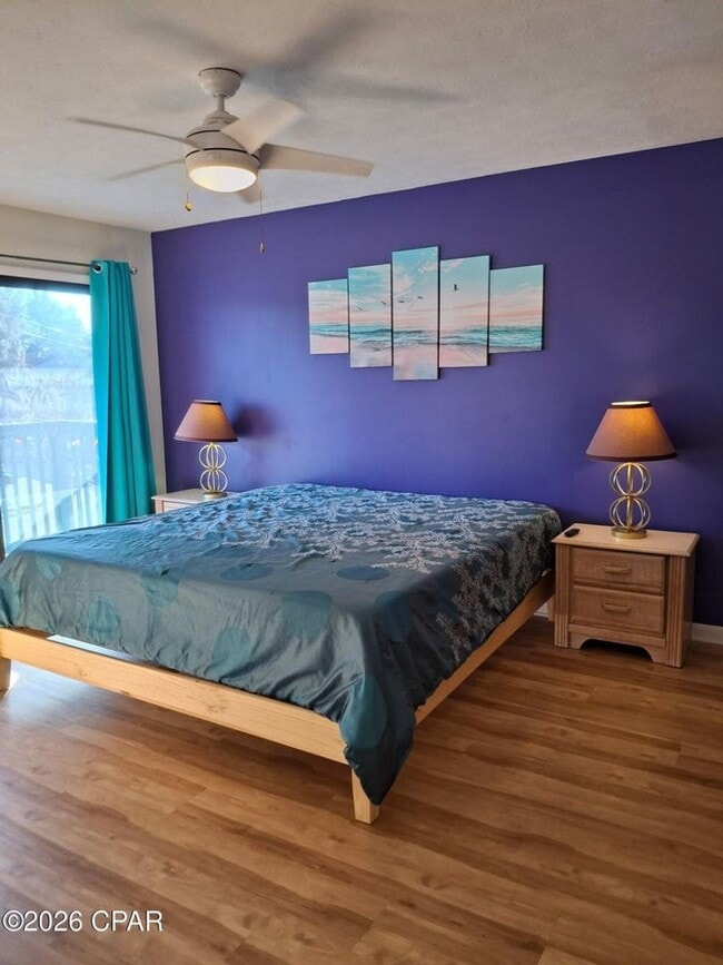 Building Photo - Gorgeous Townhome with a view!