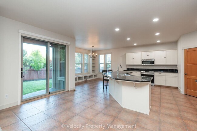 Building Photo - Beautiful NW Bend Home!