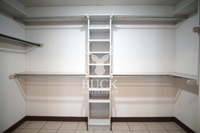 Building Photo - 211 E Harmon Dr