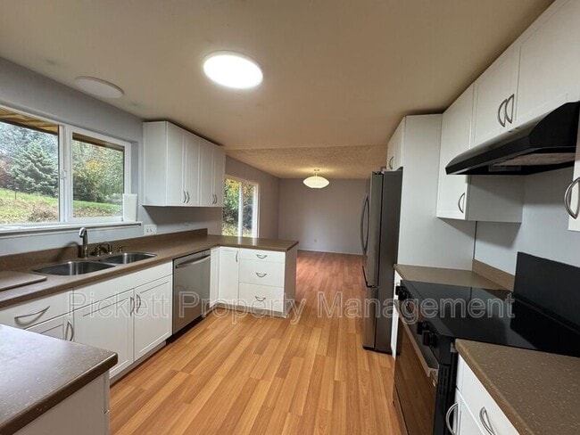 Building Photo - 3100 Armstrong Ln NE