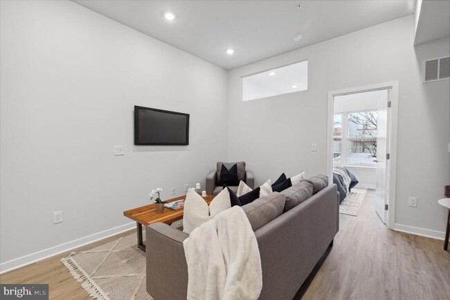 Building Photo - 1330 S Patton St