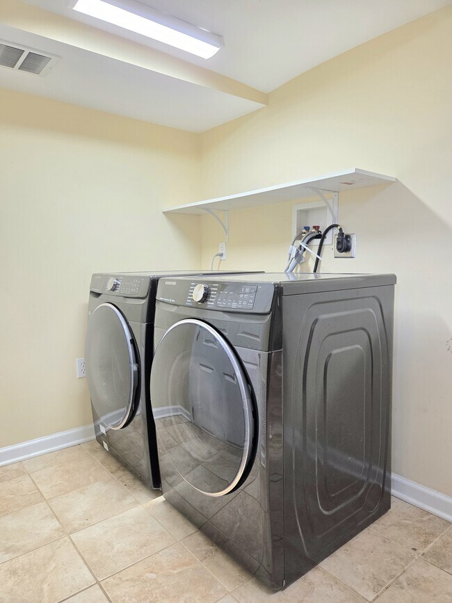 Building Photo - 108 N Gladden St