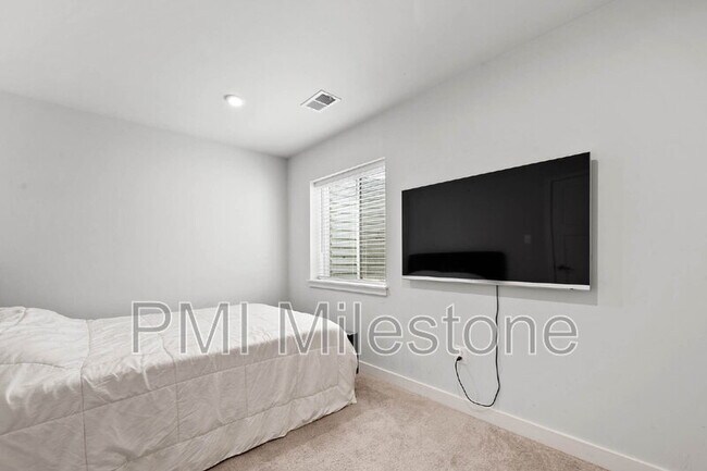 Building Photo - 367 Ontario Dr