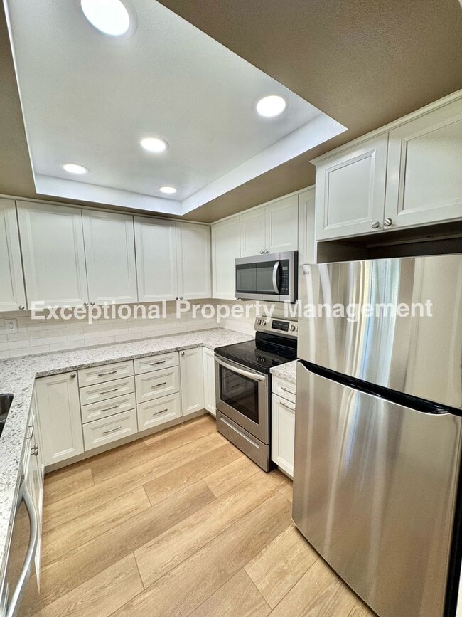 Building Photo - Ready to move in 2 bedroom 3 bath townhome