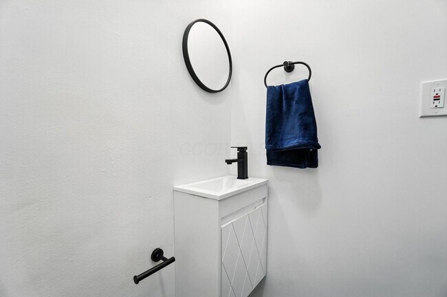 Building Photo - 887-889-889 E Livingston Ave