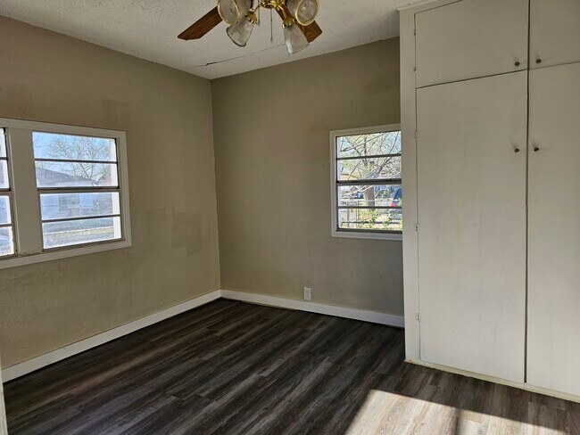 Building Photo - 204 N Kentucky St