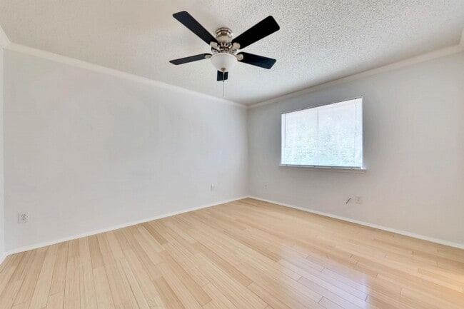 Building Photo - 9731 Meadowheath Dr