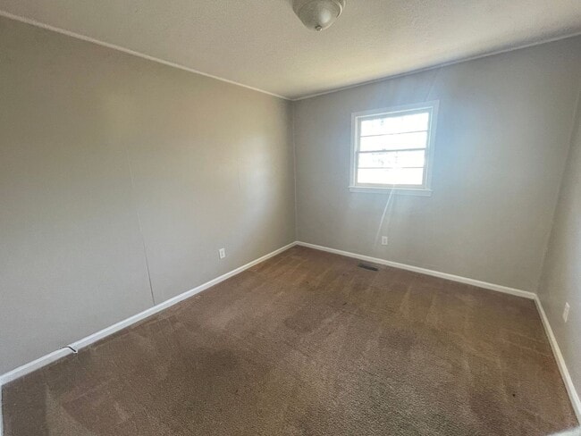 Building Photo - 3 bedroom 1 bath brick ranch home-Pet Friendly!  Large lawn! Freshly Painted!