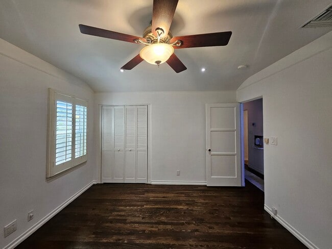 Building Photo - **Charming 3-Bedroom Home in Burbank Rancho**