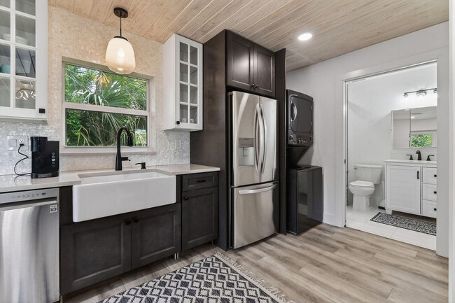 Building Photo - 608 SE 5th St