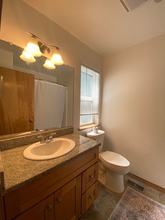 Building Photo - 3 Bedroom | 2 1/2 Bath Townhouse in The Dalles, OR.