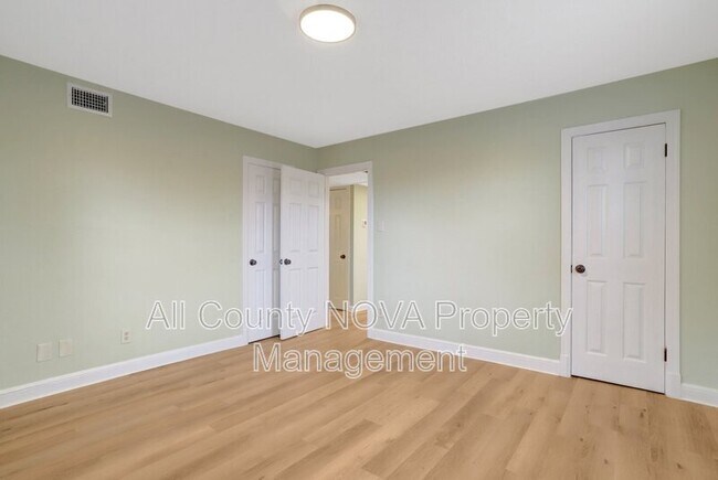 Building Photo - 2405 Arlington Blvd