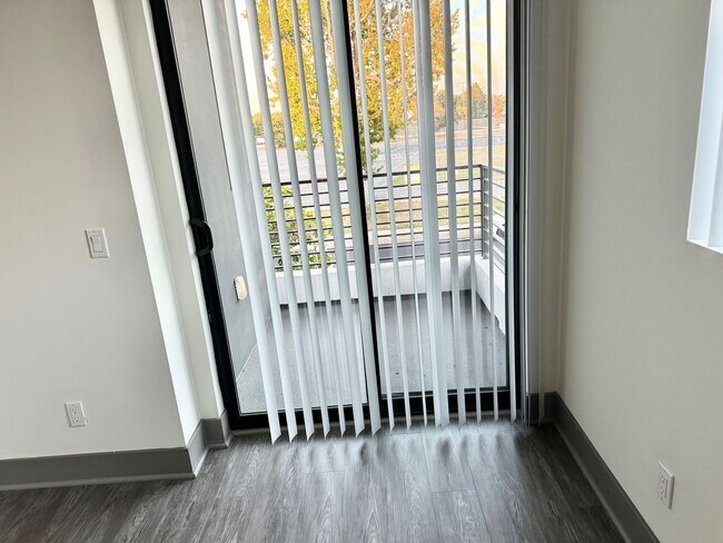 Building Photo - NEWER  4BED 3 BATH FRONT TOWNHOME*HWFLS*BALCONY*W/D IN  UNIT* CENTRAL AIR/HEAT* *STAINLESS  APPLI...