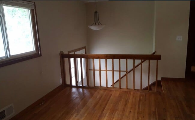 Building Photo - Stunning 3 Bedroom 2 Bathroom Home in St. Paul Park!