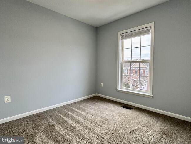 Building Photo - 2601 Emerson Dr