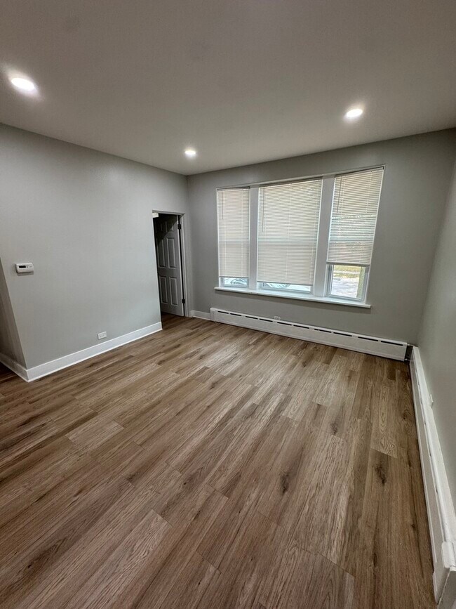 Building Photo - 4404 N Melvina Ave