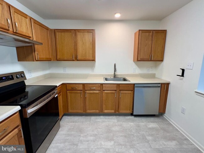 Building Photo - 10 Sequoia Dr