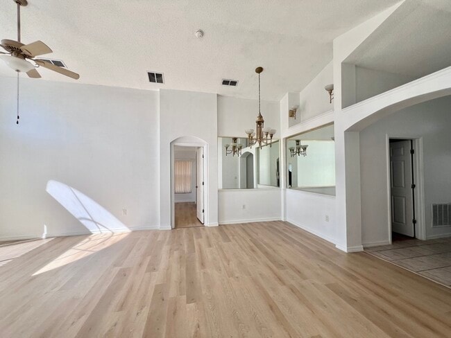 Building Photo - Beautifully Updated 3 bedroom 2 bath home ...