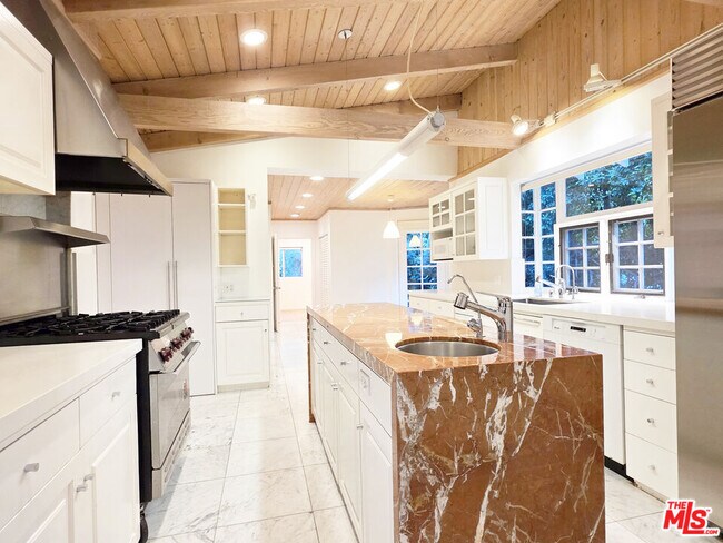 Building Photo - 4031 Hollyline Ave