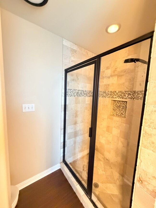Building Photo - Spacious updated 3 bedroom home