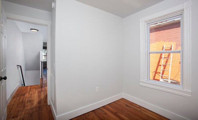 Building Photo - 333 S Ann St