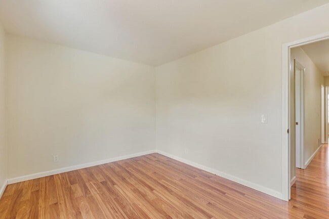 Building Photo - 985 Bellhurst Ave