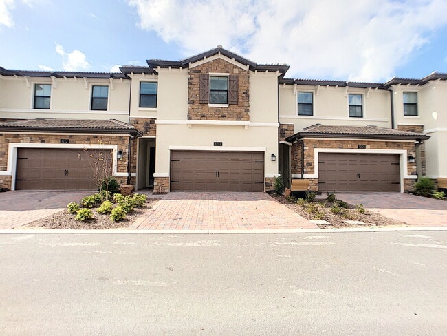 Building Photo - Gorgeous 4 bedroom townhome!