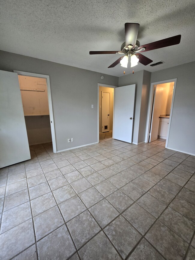 Building Photo - 4624 Leisure Ln